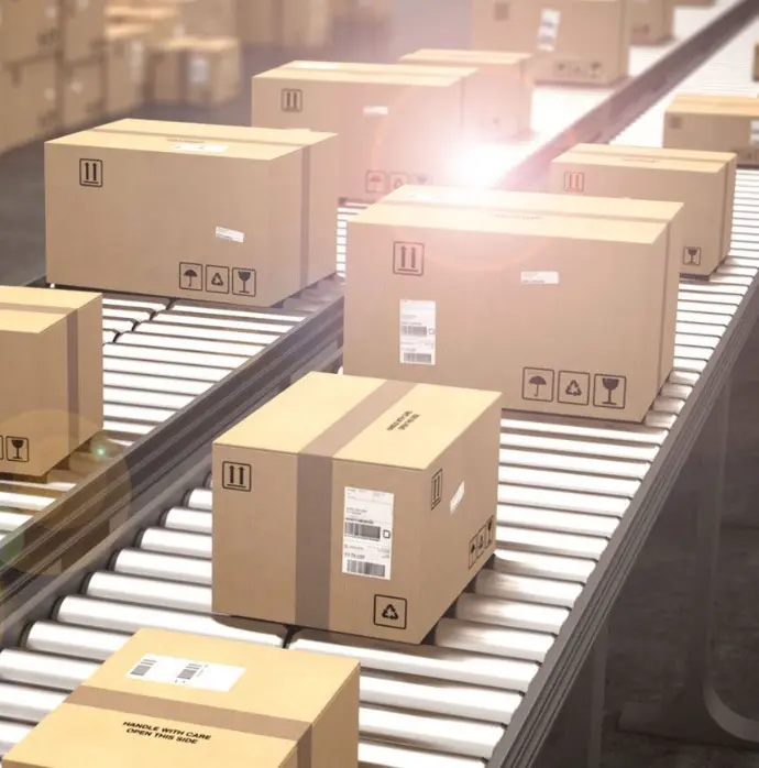 lähdössä olevia paketteja linjastolla