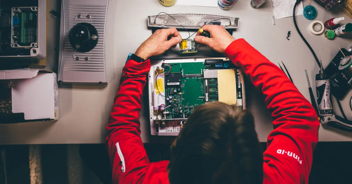 Asiakkaan tarkkuutta vaativa tekninen työ elektroniikan parissa