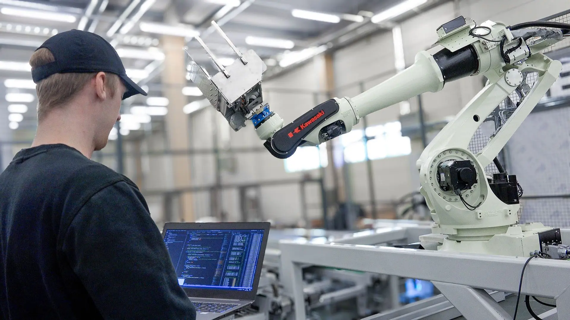 Orfer Services Oy vastaa pakkausteollisuuden robotiikka- ja automaatiojärjestelmien globaalista jälkimarkkinoinnista, huolloista, varaosamyynnistä sekä laitemodernisoinneista.