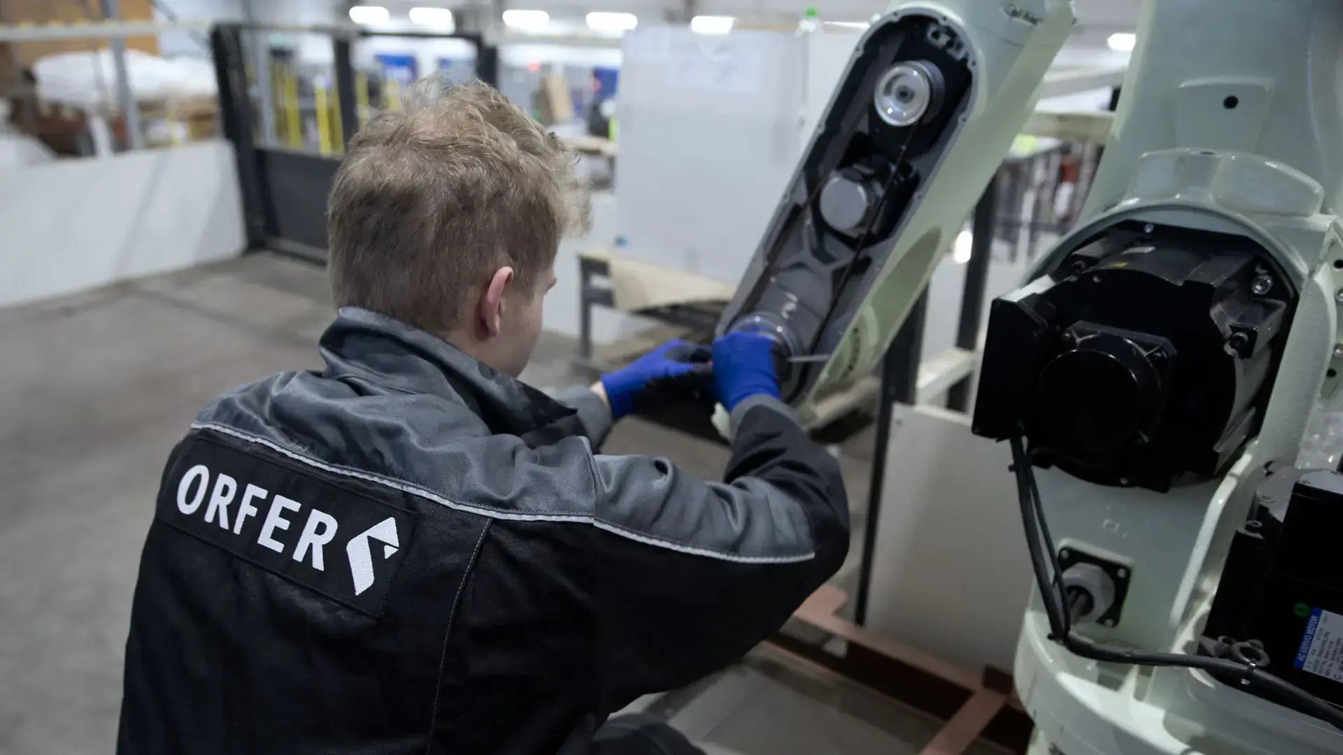 Orfer Services Oy vastaa pakkausteollisuuden robotiikka- ja automaatiojärjestelmien globaalista jälkimarkkinoinnista, huolloista, varaosamyynnistä sekä laitemodernisoinneista.
